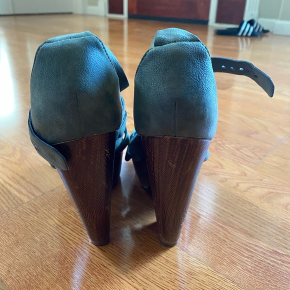 Heels G by Guess size 7.5 - Picture 3 of 6